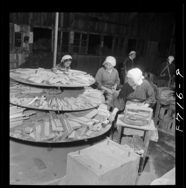 Tarunotsukurikata sokoitayakagaminozairyouninarumokuhenha,kezuriagetekara,sorezorenohabanisoroerare……