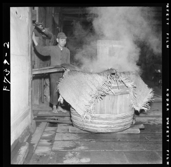 水分を吸った原料をコシキに入れてむす