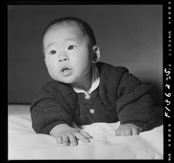 四ヵ月 腹這いにさせると、盛んに手足を動かす