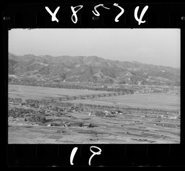 Makinoharakaraooigawawohasandekanaya(temae)toshimadashiwomiru