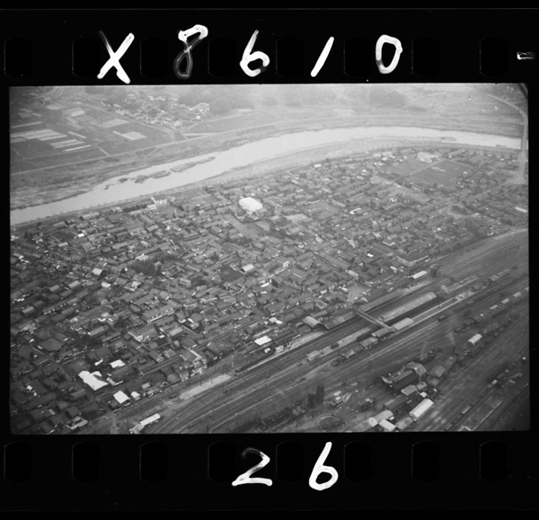 Ouji.yamatogawanonanganniari,narabonchitokawachiheiyawomusubukoutsuunoyouro