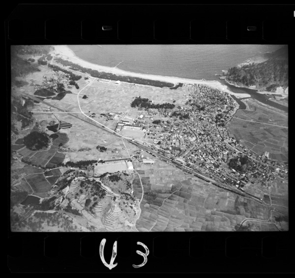 Migiuenogyoson,nairikubunomachimuratonouson,saranikindainoekimaeshuurakugaketsugoushitafukuzatsunamachi.hyougokenhamasaka