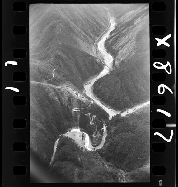 Hozukyou.hozugawatokiyotakigawanogouryuutenfukin.taninisottesaninhonsengahashiru