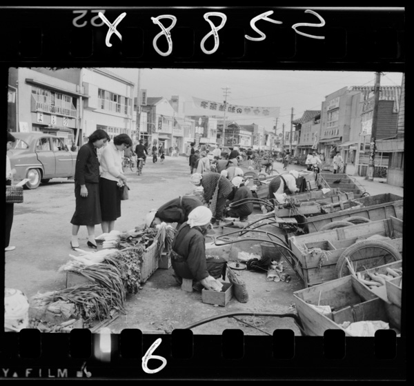 近郊の農婦たちが開く朝市