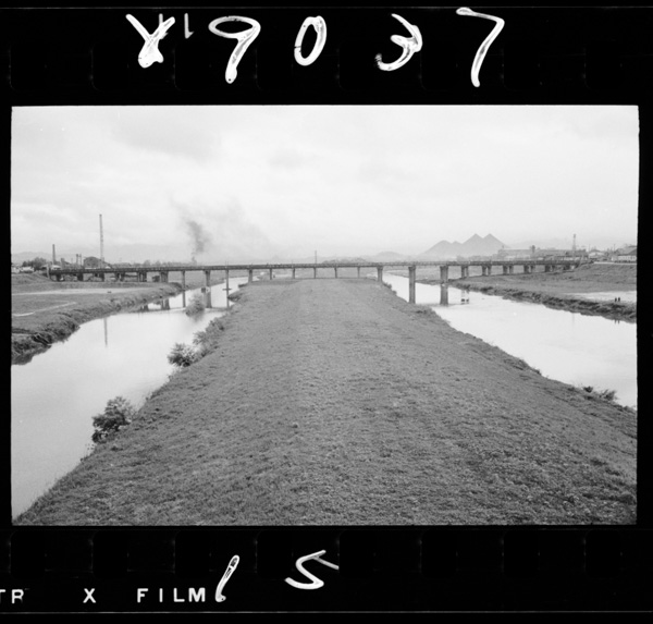 Iizukashiwonagareruongagawashiryuu,kamakawa.tookunibotayamagamieru