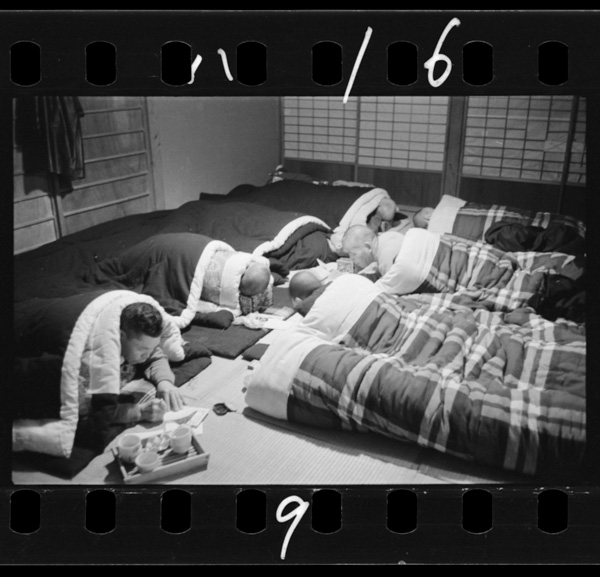 Shikibutonmokakebutonmoyokohabasangenarou.sumakinishitashikibutontokakebutonwokurukurutohiroge,minnakattenatokorohemogurikomu