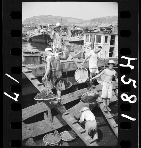 Wakamatsukou chotanjoukara,shiokuminomukashienimonitatenbinbounikagowoburasagetasugatade,essaessahakondari(4,5)