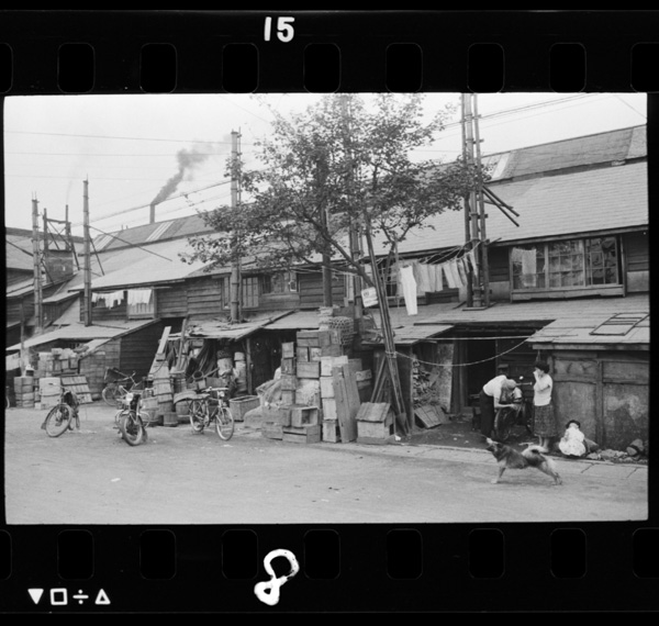 裏町.板壁の粗末な建物が目立つ