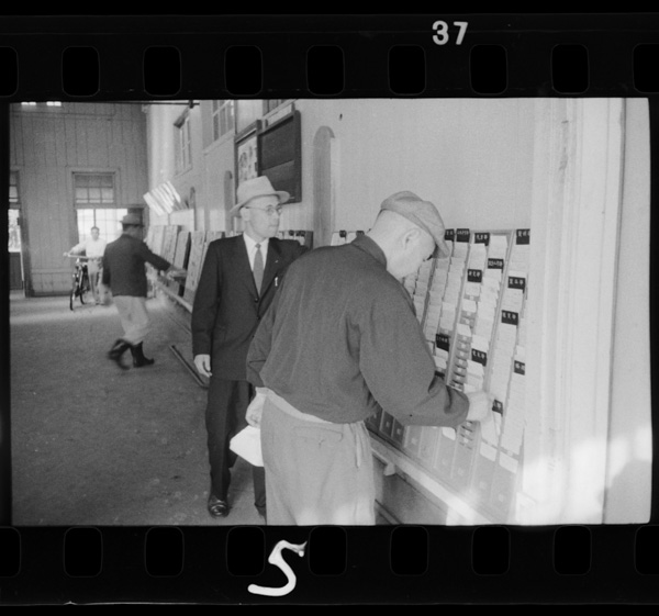 この壁には部長から工員まですべての従業員のカードがある