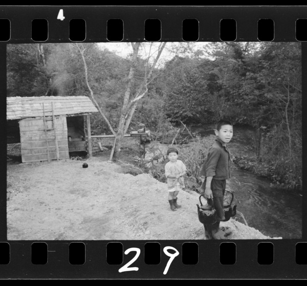 飯場の子供たち.うしろの小屋は風呂場