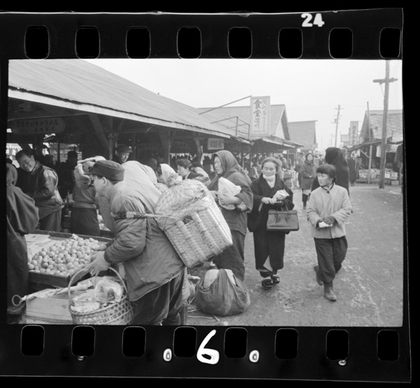 朝市.市価よりは安いので早朝から賑う