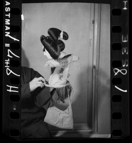 Ningyounosousa 5 7 dounonakadehadoukushiwonigittayubisakitotekubitogahitoshirenukurouwosuru