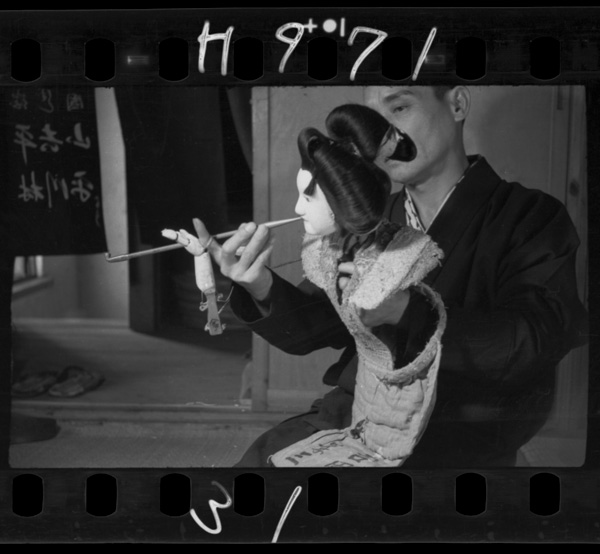 Ningyounosousa monowomotsubaainihaningyounotenohiraniaruyubikawanihitosashiyubiwosashikondeningyouzukaijishinnotegamonowomotsu