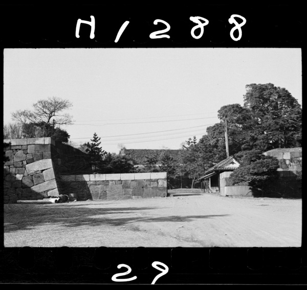 本丸への道 2 4大手門から入ると間もなく極楽橋門に出る