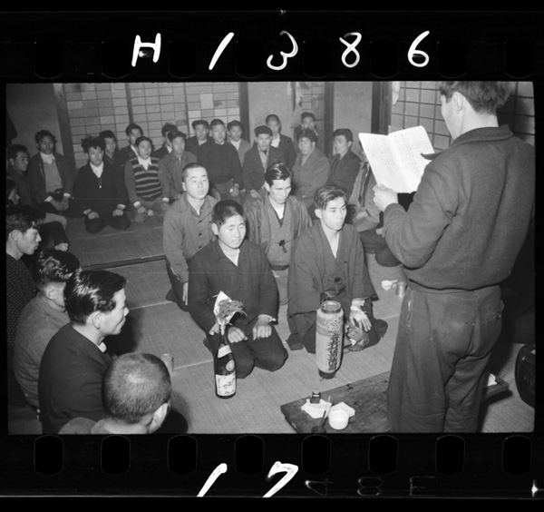 17saininaruto,senpaishain2meiwohoshouninni,nyuushanochikaiwotateru 2