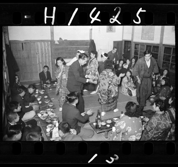 大盃の焼酎で新入りはしこたまハッパをかけられる 3