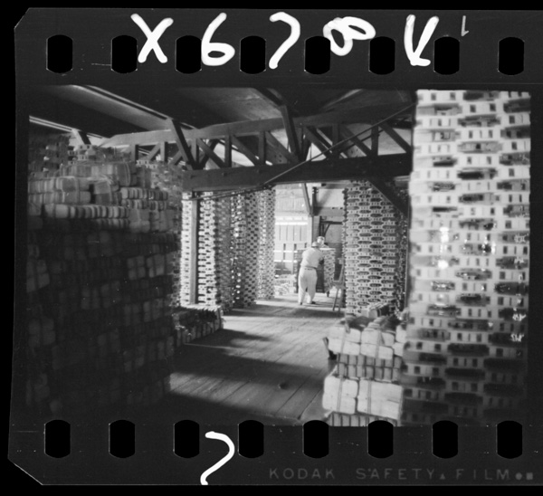 倉庫につまれた下駄の山