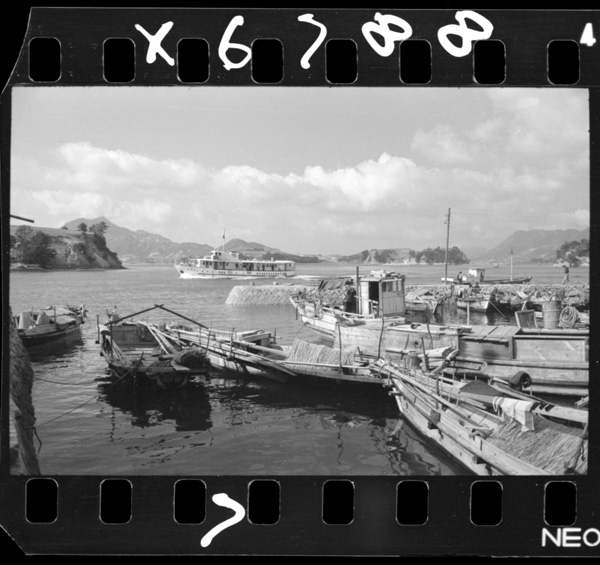 Innoshimanoshoukou.onomichigayoinorenrakusentosuijouseikatsushanoebune(temae)