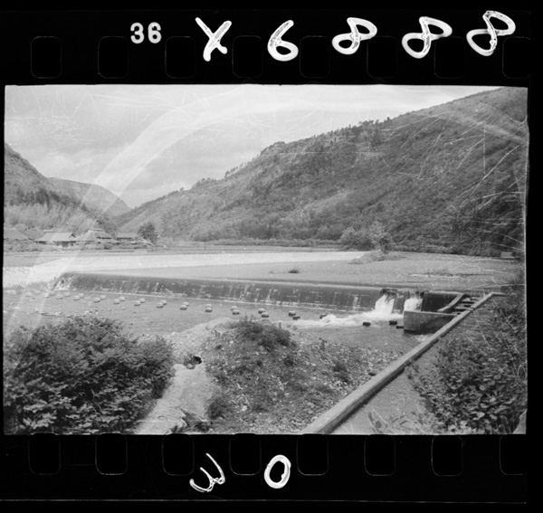 秋吉台を縦断する厚東川の堰堤