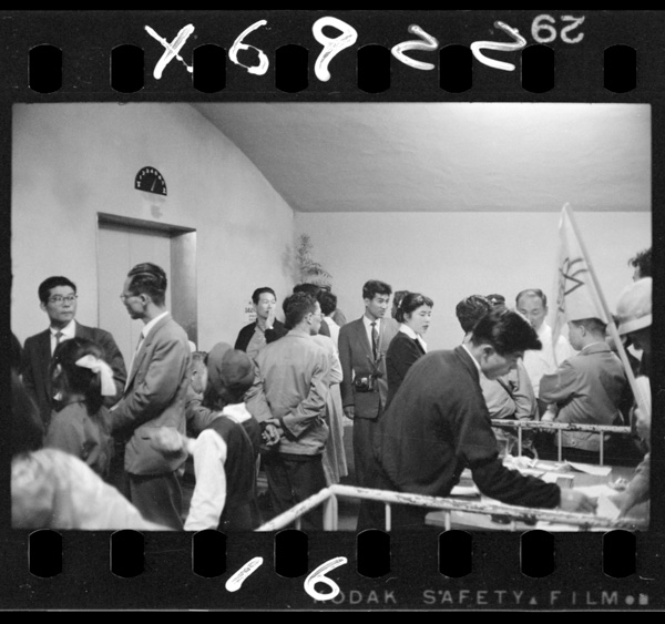 洞内のエレベーター待合室