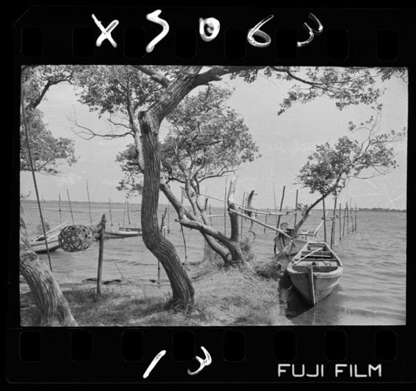 網を干すための木組