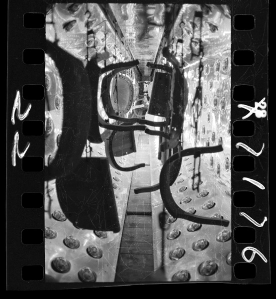 Denkikansoushitsuniokuraretaato,kumitaterareru