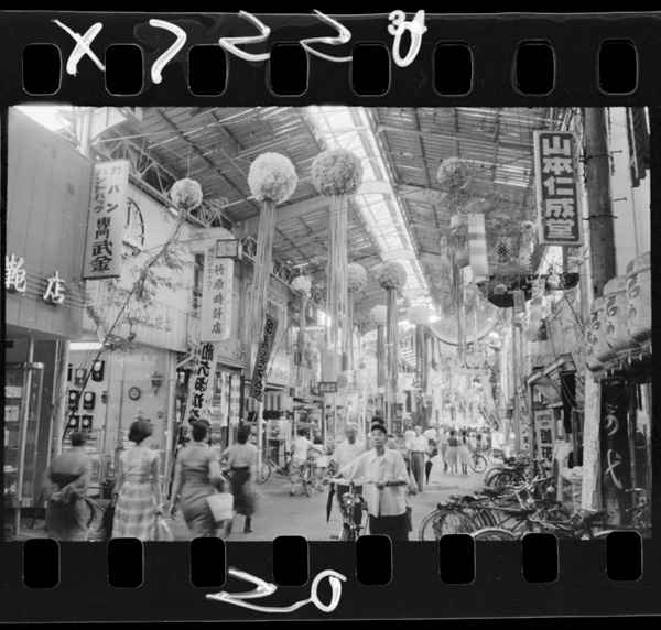 アーケードのある繁華街