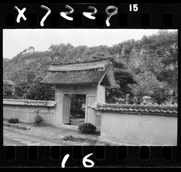 Furuinoukanomon.nirasakifukin