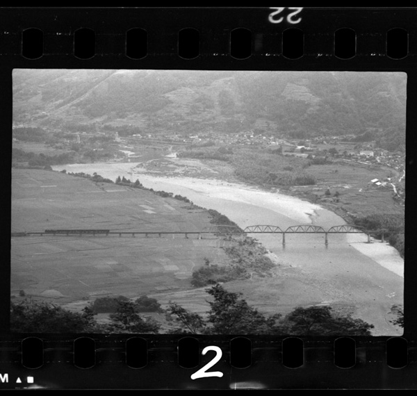 Yoshinogawahaikedakarakenzan,asanryousanmyakunoaidawotouryuusuru.miyoshifukin