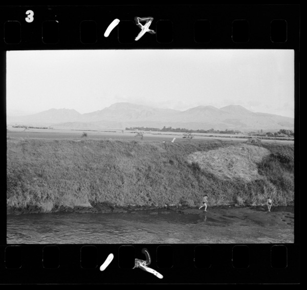 外輪山内部,阿蘇町内牧付近から阿蘇五岳の北面を望む.手前は黒川(白川支流)