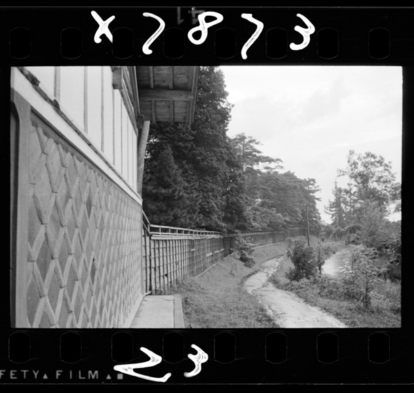 長い塀に囲まれた大地主の屋敷