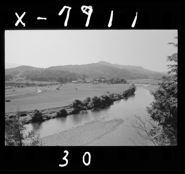 出羽丘陵の中にひらけた鷹巣盆地.森吉町米内沢付近