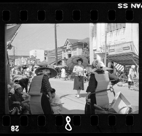 朝市.近郊の農村から農婦が売りに来る