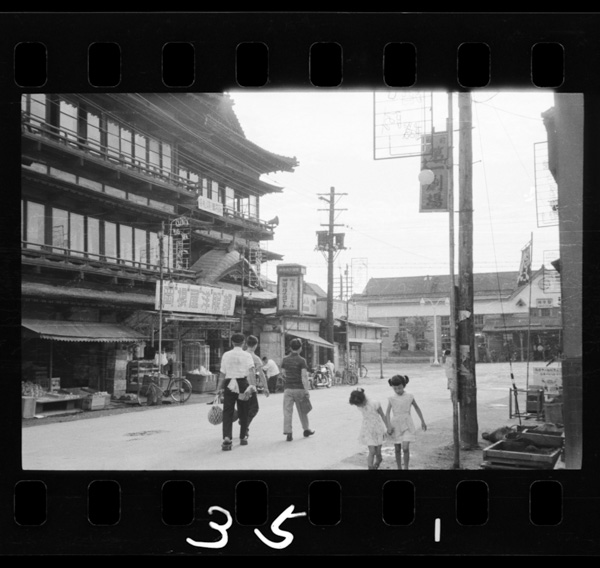 Yokoteekimae.yokotekaraoukokusengaiwatekenkitakamishinitsuujiteiru