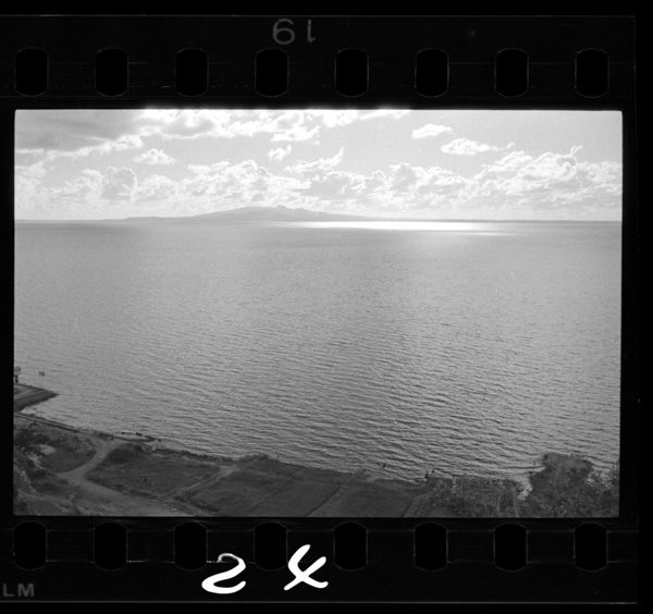 八郎潟東岸から男鹿半島をみる