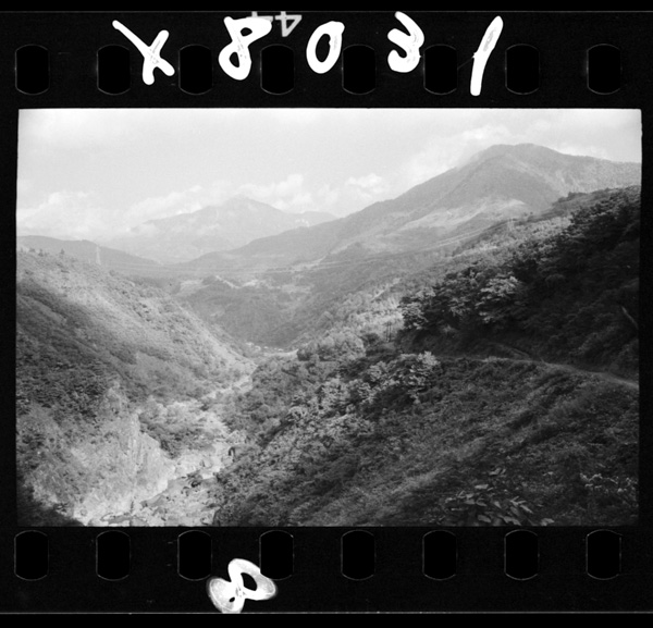 Shiroumasanroku,ootokorokaranaganokenkyounoyamayamawomiru