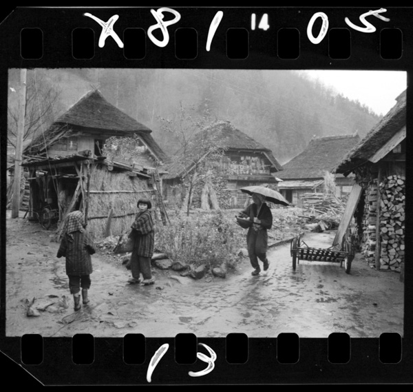 家も風俗も雪国のもの.桧枝岐