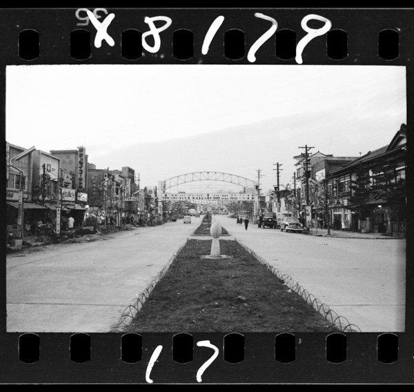 Kooriyamashinoekimaedoori.rippanahosoudourowohasamushoutengai