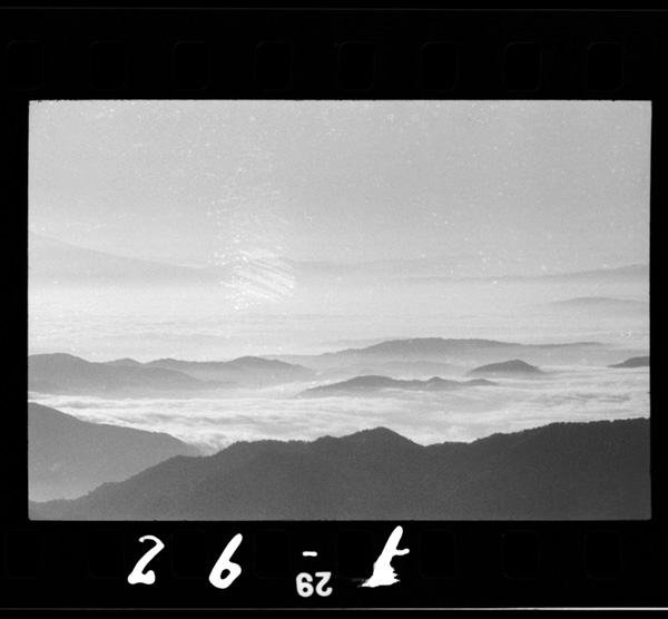 木曽の御岳山が雲界のかなたに浮ぶ