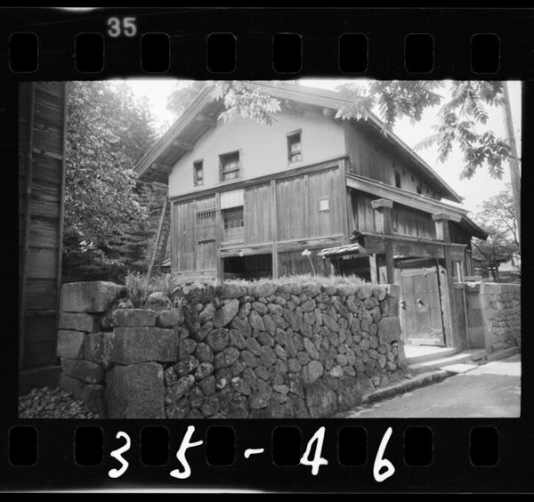 二階には積雪期用の出入口がある