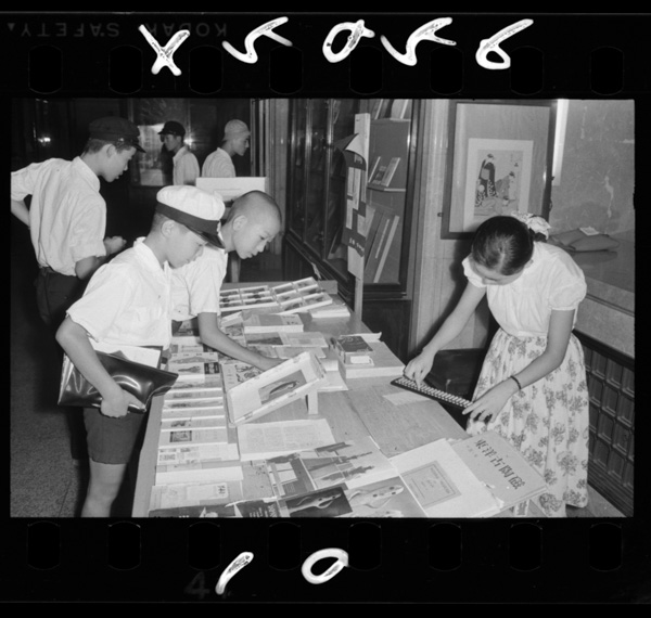 博物館で働く人々 6玄関を入ると案内書を売っている