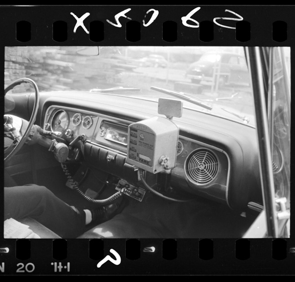 タクシーのメーター,無線電話もある