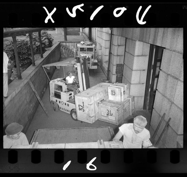 特別展 5荷下し用の特別の車は,上下に移動する長い腕をもっている