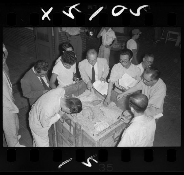 特別展 4税関から役人を迎えて,荷解きがはじまる