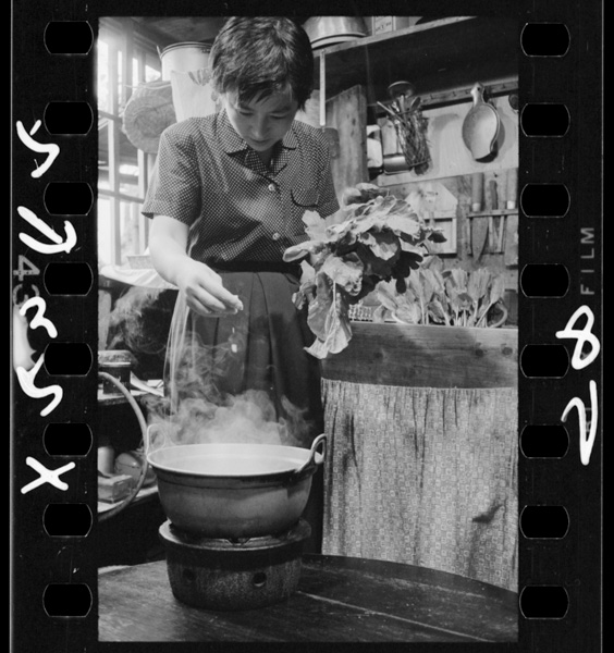 Yasaiwoyuderutoki,aoiirowosonomamatamotaserunihamizuniyayataryounoshiowokuwaefutawosezuninirutoyoi