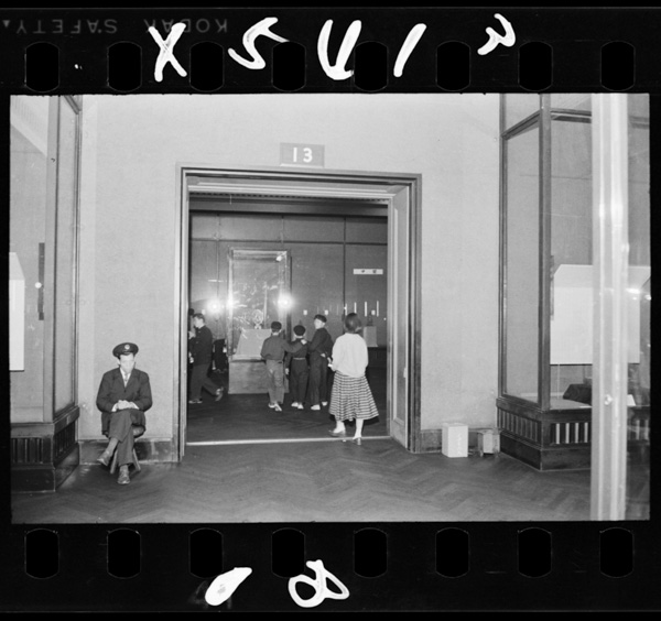 Chinretsushitsu 6yosuminokuraiheya.kokohatatemononoiwabahashiranobubunde,hanganadonochinretsunitekishiteiru