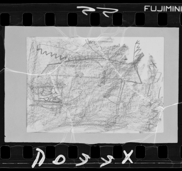 下には家が描かれているのだが,上にベタベタするほどクレオンをこすりつけている