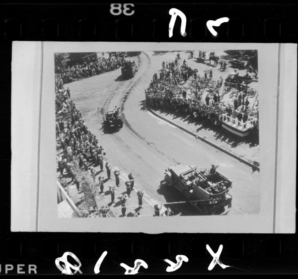 自衛隊郡山駐屯部隊の行進を市のお歴々が観閲