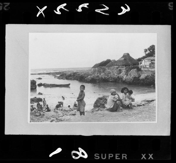 サンゴ礁の海岸で遊ぶ子ははだし.裸だ.喜界島