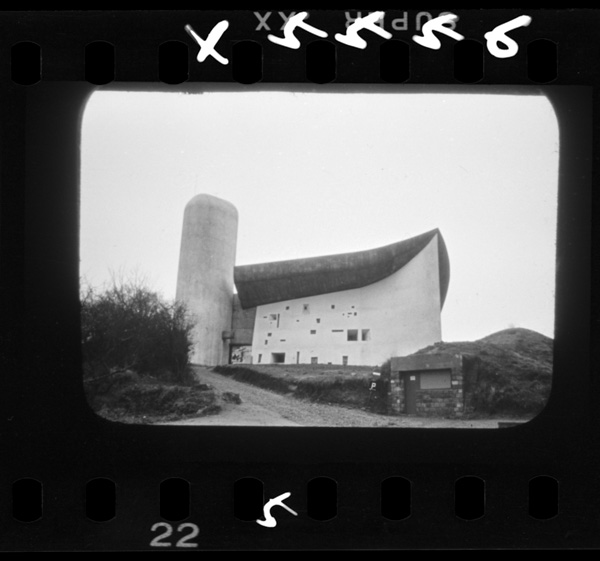 Ronshankyoukaidou.sandouyorimitazenkei.irotsukikonkurītonoyanenokyokusentoshiroikabeniakeraretakomado,maruitougazoukeinomyouwoshimeshiteiru